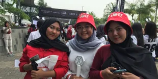 Sambut Ulang Tahun Chanyeol EXO, Fans Kompak Pakai Topi Merah