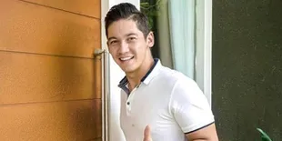 Samuel Zylgwyn Pancarkan Pesona Ganteng Sebagai Zain di Lokasi Syuting 'NALURI HATI', Pose di Depan Mobil Mewah!