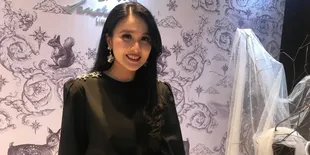 Sandra Dewi Sibuk Jualan Piring untuk Liburan Natal dan Tahun Baru di Amerika