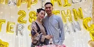 Santai Berdua, Ini Potret Mesra dan Romantis Zaskia Gotik Bersandar di Dada Sang Suami