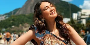 Santai di Belakang Rumah, Luna Maya Berjemur Dalam Balutan Bikini Hot Nikmati Sinar Matahari