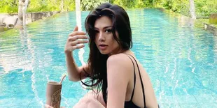 Santai di Pantai, Adinda Bakrie Makin Hot dengan Tampil Pakai Bra