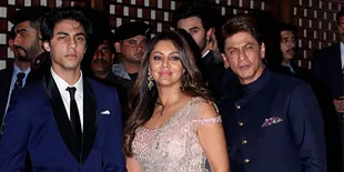 Santai di Trotoar Barcelona Bareng Aryan dan AbRam, SRK Letakkan HP di Aspal