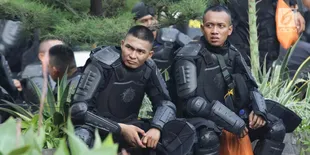 Santai Sejenak, Pasukan Brimob Ini Bikin Kopi di Tengah Aksi Demo