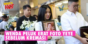 Sarwendah Peluk Erat Bingkai Foto Mendiang Ayahnya Sesaat Sebelum Masuk Krematorium