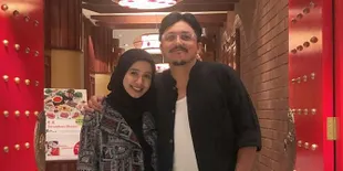 Satu Tahun Pernikahan Laudya Cynthia Bella, Dapat Bunga - Peluk Suami Mesra