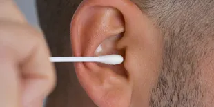Say No to Cottonbud! Dokter THT Berikan Tips Aman Membersihkan Telinga Setelah Mandi