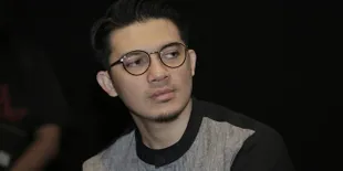 Sebal Ditanya Orang Kenapa Nggak Punya Anak, Irwansyah Pengin Nampar Pakai Handphone