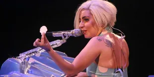 Jelang Konser, Lady Gaga Lakukan Pemanasan Yoga!