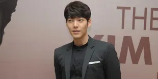 Sebelum Pulang, Kim Woo Bin Ajak Fans Selfie