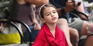 Sebesar Ini, Suri Cruise Masih Ngotot Minta Gendong