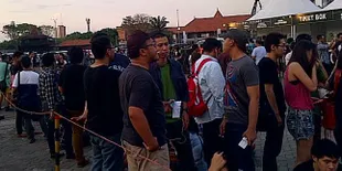 Sejak Sore Penonton Padati Konser Mew