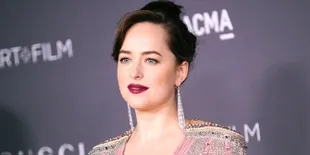 Sejauh Apa Sih Hubungan Dakota Johnson &#38; Chris Martin Sekarang?