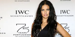 Seksi, Adriana Lima Pamer Kaki Saat Hadiri Super Bowl