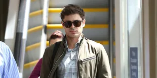 Seksi di Panggung, Sayang Kulit Zac Efron Terlihat 'Palsu'!