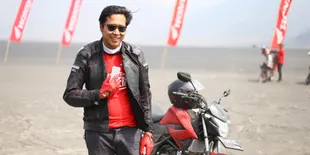 Sekut! Mengintip Cool Style Gofar Hilman Saat Touring ke Bromo