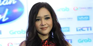 Selain Beli Bakso Malang Dengan Jet Pribadi, Maia, Yuni Shara &#38; Dita Bertemu Momo