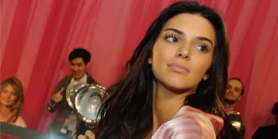 Selain Bella & Gigi, Kendall Jenner Juga Ikutan VS Fashion Show?