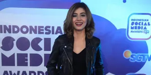 Selain Punya Rumah, Ini Yang Didapat Awkarin Dari Hasil Sosmed