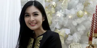 Selalu Ada Ketupat dan Rendang di Rumah Sandra Dewi Saat Natal