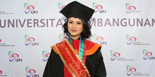 Selamat! Donita Jadi Sarjana dan Lulus Cumlaude