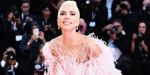 Selamat! Lady Gaga & Christian Carino Akhirnya Resmi Tunangan