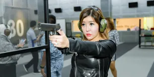 Selebgram Dewi Biechu Tekuni Olahraga Tembak Sebagai Bentuk Self Defense dan Melatih Ketenangan