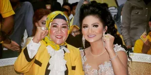 Selfie Bareng, Istri Nurdin Halid Tak Kalah Cantik dari KD