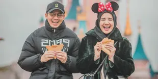 Selfie Bareng, Zaskia Sungkar dan Irwansyah Pamerkan Baby Bump yang Makin Besar