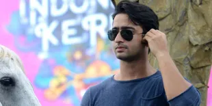 Selfie Ganteng di Bandara, Shaheer Sheikh Kembali ke Indonesia