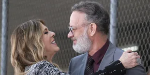 Selfie Perdana Tom Hanks & Istrinya Pasca Divonis Positif Corona, Masih Bisa Senyum