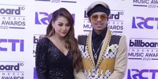 Semakin Bucin &#38; Mesra, Aurel Hermansyah Sandarkan Kepala di Lutut Atta Halilintar Saat Mainan Handphone