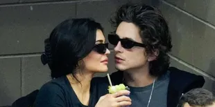 Semakin Dekat Dengan Sang Pacar, Timothée Chalamet Akui Ikut Urus Anak Dari Kylie Jenner