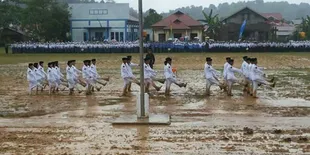 Semangat Bertugas Kibarkan Bendera, Paskibra Berikut Terobos Medan Lumpur!