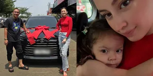Sempat Bagikan Momen Anak Naik Bajaj Sepulang Les, 7 Potret Kimberly Ryder Terima Hadiah Mobil Baru