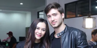 Sempat Diisukan Bercerai, Aura Kasih Unggah Foto Mesra Kembali Bareng Suami Bulenya