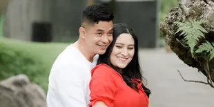 Sempat Dirahasiakan, Adly Fairuz Pamer Foto Bareng Sang Anak yang Ganteng Banget!