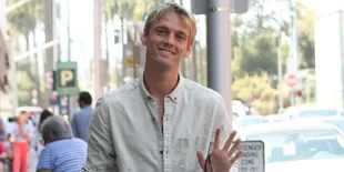Sempat Mengaku Biseksual, Aaron Carter Cium Mesra Pacar Baru