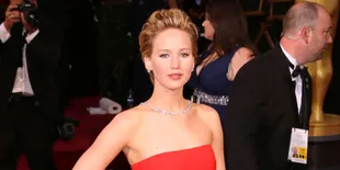 Sempat-Sempatnya Jennifer Lawrence Main Petak Umpet di Red Carpet