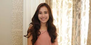 Senyum Sendu Ayu Ting Ting Rayakan Ultah Ibunda Tanpa Shaheer