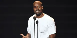 Seorang Fans Dijatuhkan Saat Panjat Panggung Melayang Kanye West