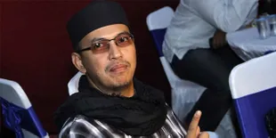 Seorang SPG Menangis di Makam Uje