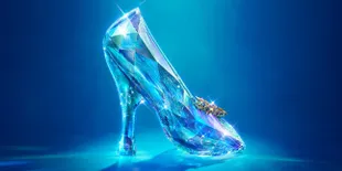 Sepatu Cinderella Lebih Mahal Daripada Apartemen Lily James