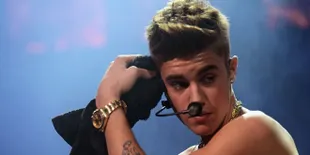 Sepatu Justin Bieber Lepas di Tengah Konser!