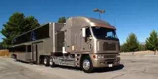 Seperti Apa Isi Bus Mewah Milik Will Smith Ini?