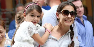 Seperti Apa Liburan Katie Holmes dan Suri di Disneyland?