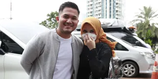 Seperti Orangtua Kandung Sendiri, Kesha Ratuliu Sungkem Ke Mona Ratuliu Saat Pernikahannya