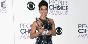 Seru! Momen Makan Bareng Priyanka Chopra dan Pemain 'BAYWATCH'