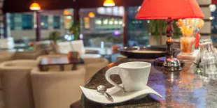 Serunya Nongkrong Bareng Sahabat di Coffee Shops Manila Ini