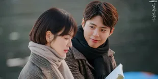 Setelah Cincin, Park Bo Gum Makin Romantis Berikan Bunga untuk Song Hye Kyo